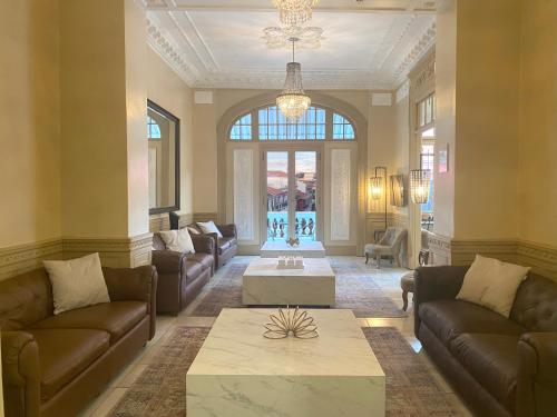 a living room with couches and a coffee table at Magnolia Inn in Panama City