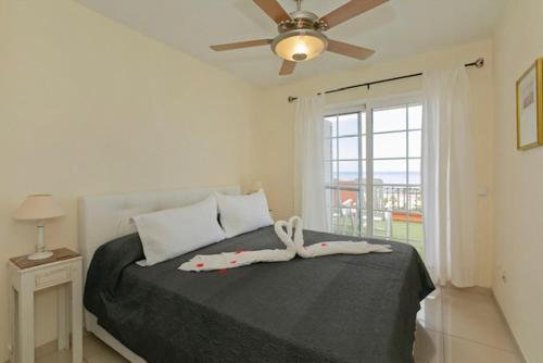 una camera con letto e ventilatore a soffitto di Apartamento Sara en el Veril del Duque - Sara Vacation ad Adeje