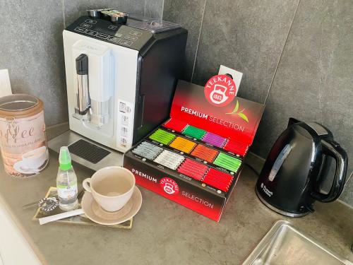 una macchinetta del caffè e una scatola su un bancone di Stylish two-floor apartment in a heart of Basel a Basilea
