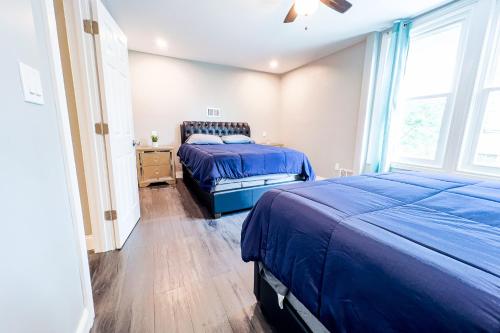 - une chambre avec 2 lits et une fenêtre dans l'établissement The Griffon House, à Niagara Falls