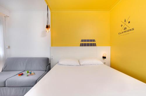 a bedroom with a bed and a yellow wall at Hôtel ibis Styles Auxerre Nord in Auxerre