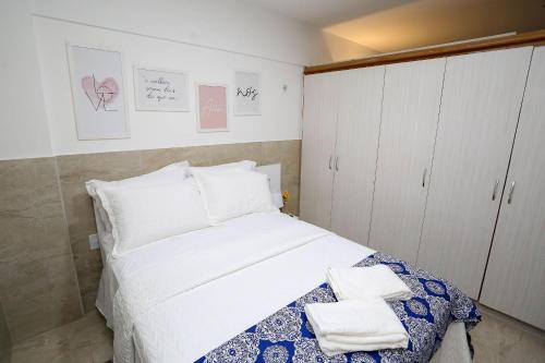 een kleine slaapkamer met een bed met handdoeken erop bij Studio Manaíra #806 por Carpediem in João Pessoa