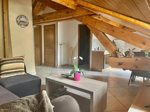 a living room with a couch and a table at Super appartement loué meublé tout équipé in Saint-Claude