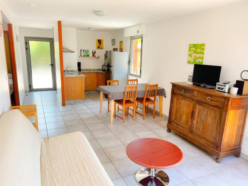 Arignac的住宿－Le Domaine d'Arignac，厨房以及带桌椅的用餐室。