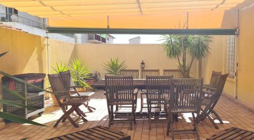 patio z krzesłami, stołem i krzesłami w obiekcie Passerelle Opéra Perpignan w Perpignanie