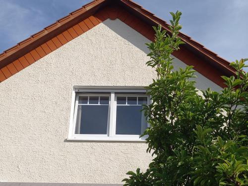 una ventana en el lateral de una casa en Odenwald Heaven, en Erbach