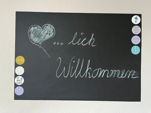 una pizarra con un corazón y las palabras visitan Willushima en Odenwald Heaven, en Erbach