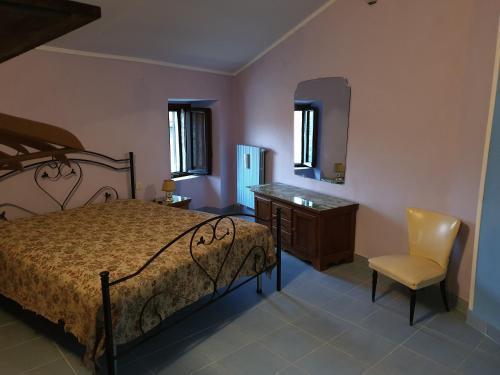 Postel nebo postele na pokoji v ubytování Casa rustica in pietra con camino e ampio giardino