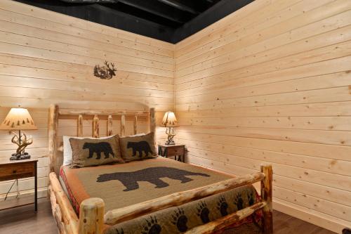 a bedroom with a bear bed in a log cabin at Smokies Overlook Lodge in Waynesville