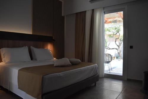 Una cama o camas en una habitación de Voula Hotel