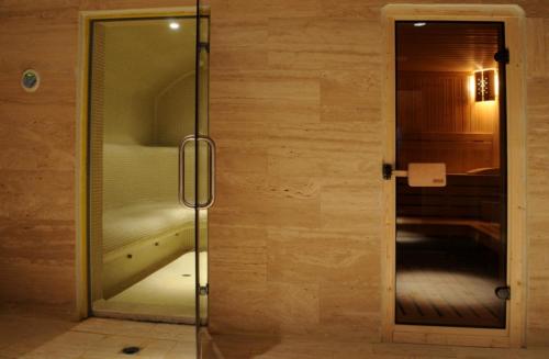 Una puerta de cristal que conduce a una habitación con en GT Aspen House Apartments, en Bansko