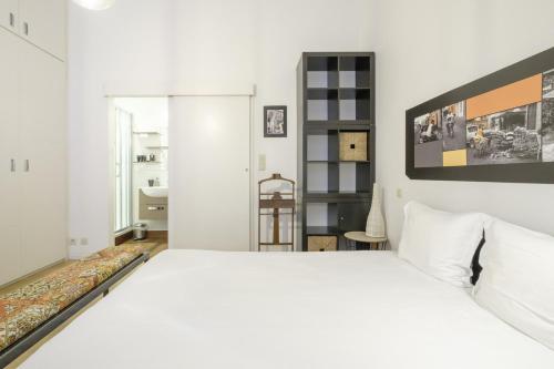 een witte slaapkamer met een groot wit bed bij Magnificent 2 bedroom duplex + terrace Ixelles in Brussel