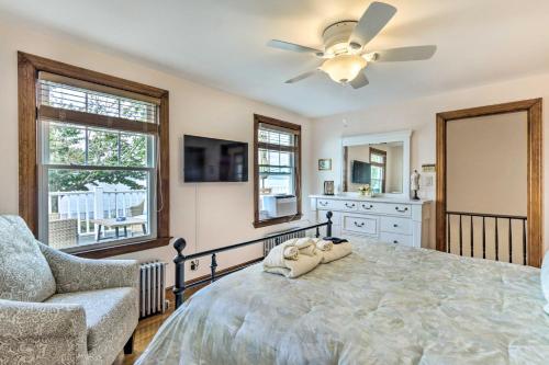 een slaapkamer met een bed, een plafondventilator en een stoel bij Walkable New Haven Retreat with Ocean Views! in New Haven