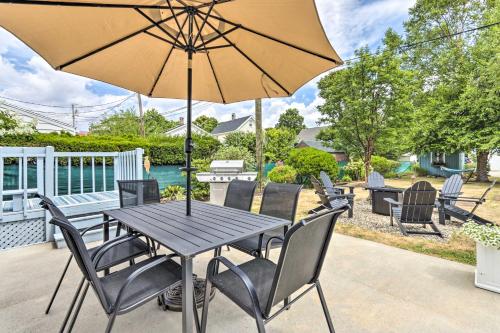 Ein Patio oder anderer Außenbereich in der Unterkunft Walkable New Haven Retreat with Ocean Views!