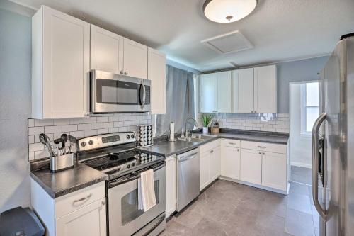 Dapur atau dapur kecil di Sioux Falls Abode with Fire Pit - 1 Mi to Dtwn!