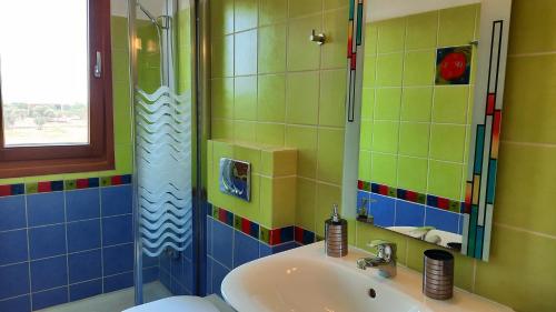 łazienka z umywalką i prysznicem w obiekcie Alekos Beach Houses-Angelo w Lixoúrion