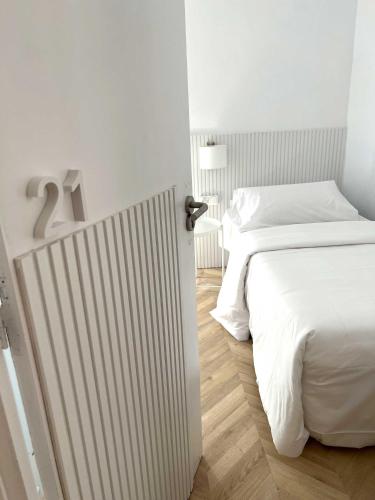 a bedroom with a white bed and a white bed sidx sidx at The MO GOTIC in Barcelona