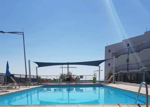 einen Swimmingpool in einem Hotel mit Baldachin darüber in der Unterkunft Panoramic Holidays - Standard 50 in Peyia
