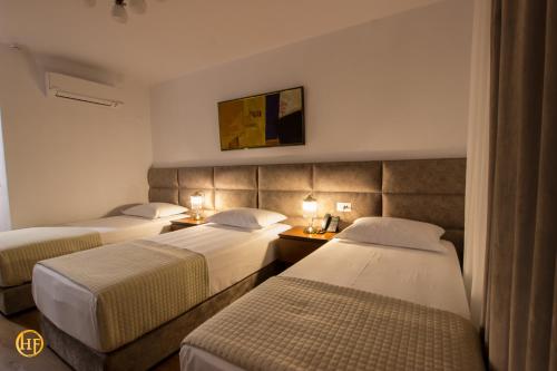 Ένα ή περισσότερα κρεβάτια σε δωμάτιο στο Hotel Fantasy