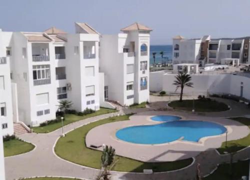 Newly Renovated 2 Bed Apart with Pool and Parking