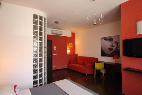 レッチェにあるB&B Imbriani 24のリビングルーム(赤いソファ、赤い椅子付)