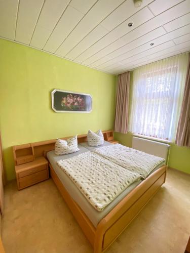 een slaapkamer met een bed in een groene muur bij Villa Borchert in Wernigerode