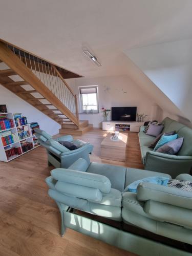 a living room with a couch and two chairs at Ferienwohnung bei Natie in Brilon