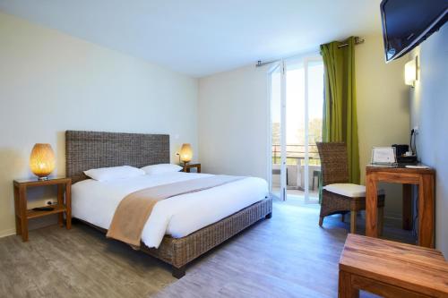 מיטה או מיטות בחדר ב-Kyriad Perpignan Sud