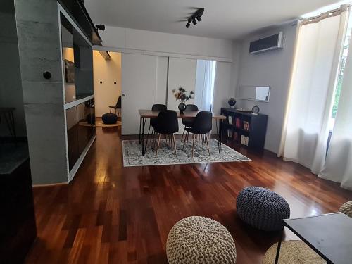 sala de estar con mesa y sillas en Apartment Bella Vita en Zagreb