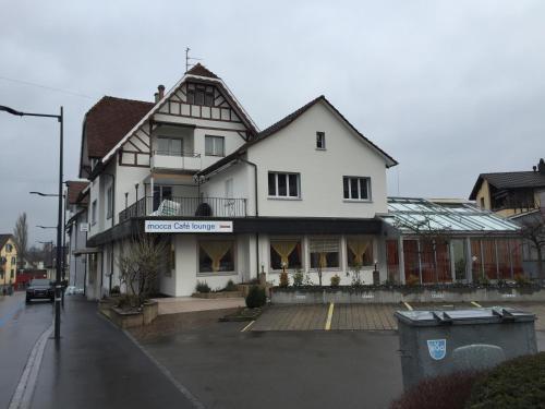 een groot wit gebouw aan de straatkant bij Private Spa am Rennweg in Amriswil