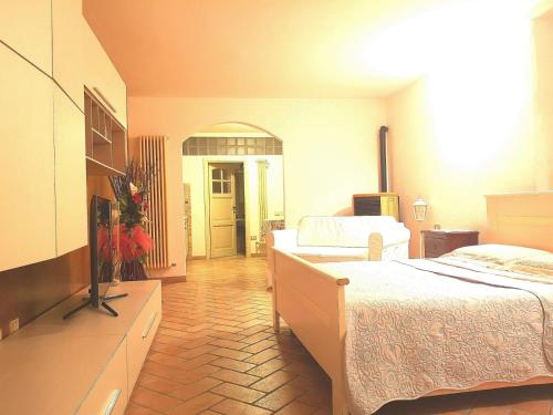 Casa Mica في أبادييا سان سالفاتور: غرفة نوم بسريرين وتلفزيون فيها
