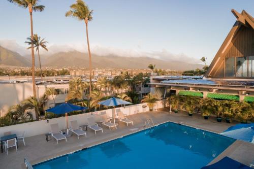 卡胡盧伊的住宿－毛伊島海灘酒店，一张拥有游泳池和棕榈树的酒店形象