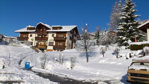 冬のHotel Gravas Lodge - Das Hotel für Gäste mit Hundの様子