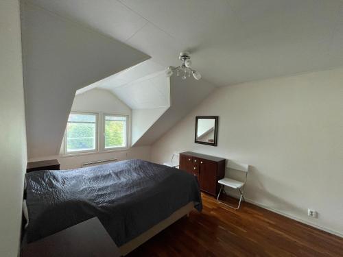 伊馬特拉的住宿－Pan Golf & Spa Villas，一间卧室设有一张床和一个窗口