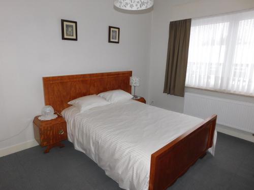 ein Schlafzimmer mit einem großen Bett und einem Fenster in der Unterkunft Vakantiewoning Louis in Mechelen