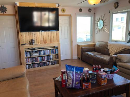 Beach House Retreats 6-just 30 Steps from the Beach with Rooftop Hot Tub and Gourmet Kitchenにあるシーティングエリア