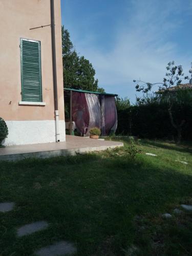 a building with a mural on the side of it at Notte Rosa Suites & Relax in Fornovo di Taro