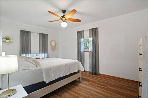 En eller flere senge i et værelse på The Beverly on Buena Lake