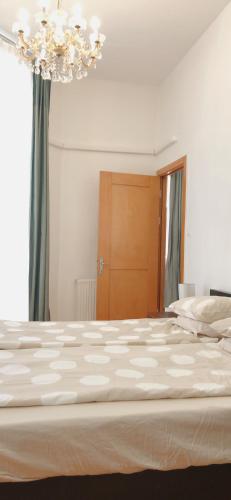 Llit o llits en una habitació de W&B Elegant Apartment Near the Zsinagógák