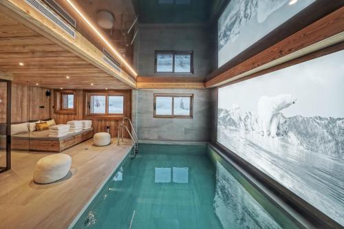- une piscine dans une maison ornée d'une grande peinture murale dans l'établissement Chalet Whymper avec piscine 150m téléphérique (neuf 2021), à Megève