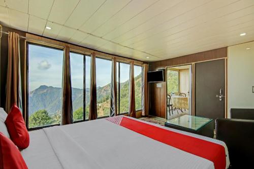 丹瑙提的住宿－GREEN VALLEY RESORT PVT LTD，一间卧室设有一张大床,部分设有窗户。