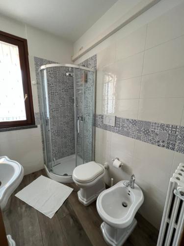 W łazience znajduje się prysznic, toaleta i umywalka. w obiekcie ORIO Bergamo 24h AIRPORT TOP APPARTMENT VICINO ALL'AEROPORTO w mieście Orio al Serio