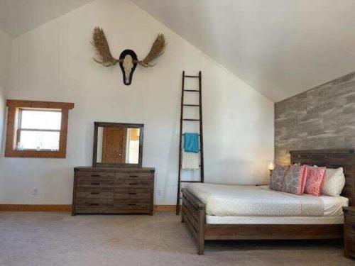 1 dormitorio con cama y escalera en la pared en Woodland Chalet - Hot Tub Pool Table Private, en Sevierville