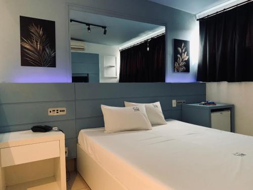 Un dormitorio con una cama grande con paredes azules. en Motel Vivre (Adult Only), en São Paulo