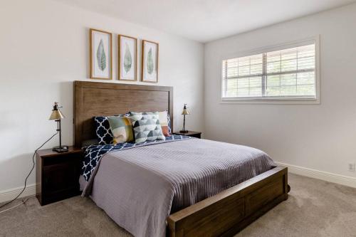 un dormitorio con una cama y una ventana en Great home, great location at a great price!, en San Antonio