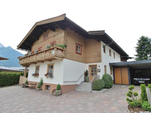 Großes Haus mit Balkon und Terrasse in der Unterkunft Boutique - Apartments Tauernblick in Walchen