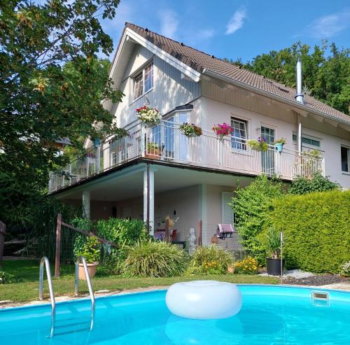 una casa con piscina delante en 68m2 Ferienwohnung mit Pool und Garten, en Mosing