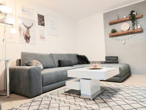 Zona de estar de 68m2 Ferienwohnung mit Pool und Garten