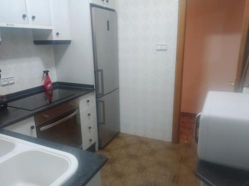 eine Küche mit einer Spüle und einem Kühlschrank in der Unterkunft Piso entero cerca de Valencia y sus playas. in Albalat dels Sorells