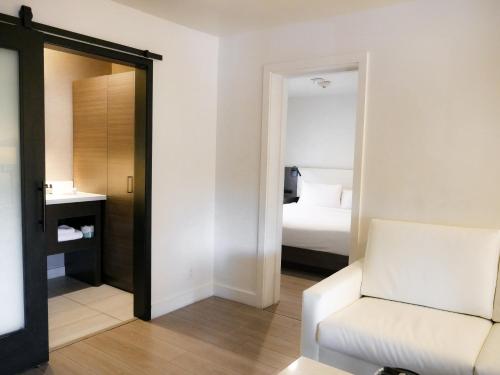 Rúm í herbergi á The Nest Hotel Palo Alto
